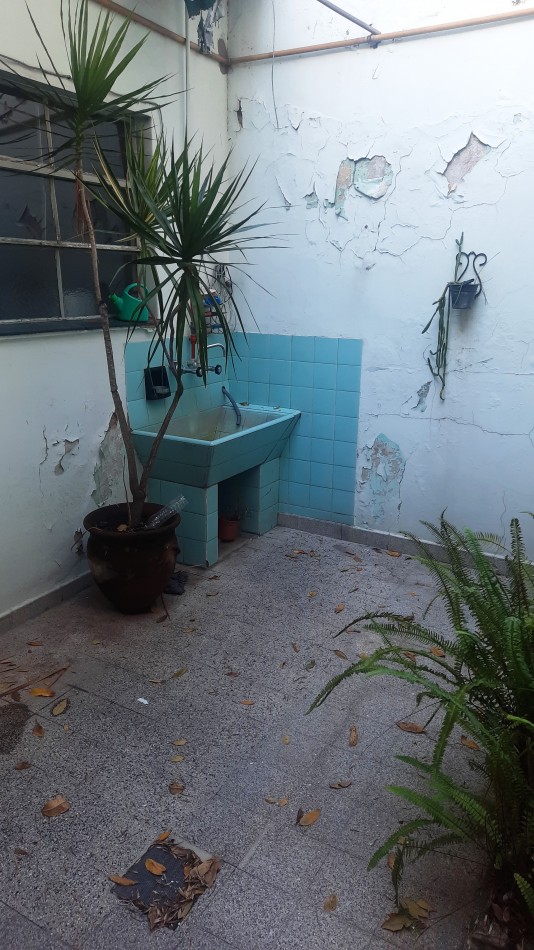 Alquiler de casa de 4 ambientes con patio, terraza y garaje. 