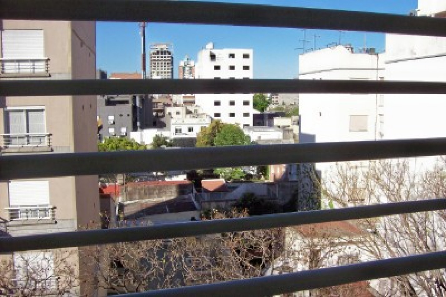 Departamento de 2 ambientes y medio + cochera + Super luminoso + Balcon aterrazado con parrilla