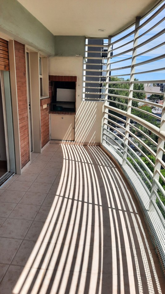 Departamento de 2 ambientes y medio + cochera + Super luminoso + Balcon aterrazado con parrilla