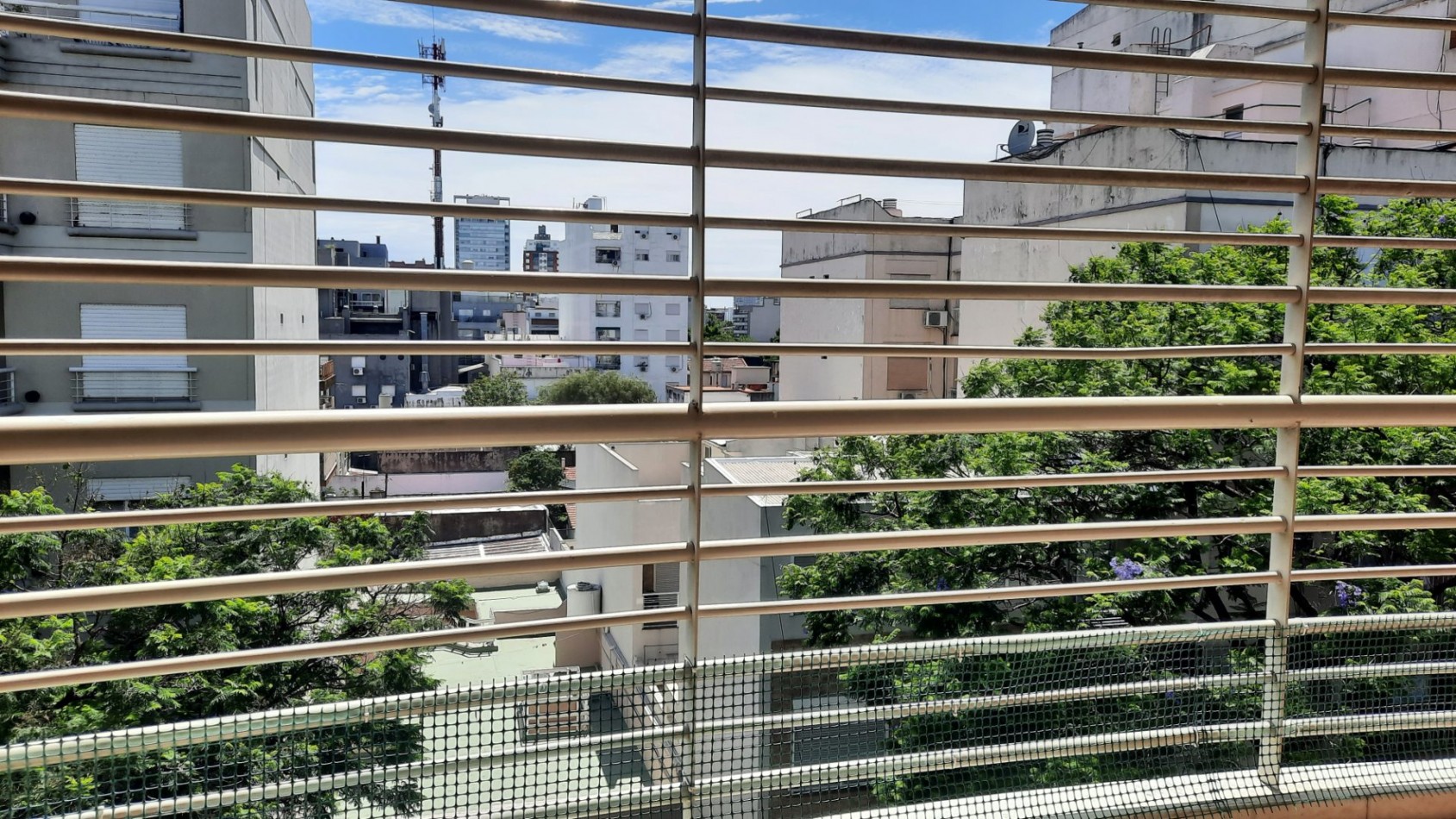 Departamento de 2 ambientes y medio + cochera + Super luminoso + Balcon aterrazado con parrilla