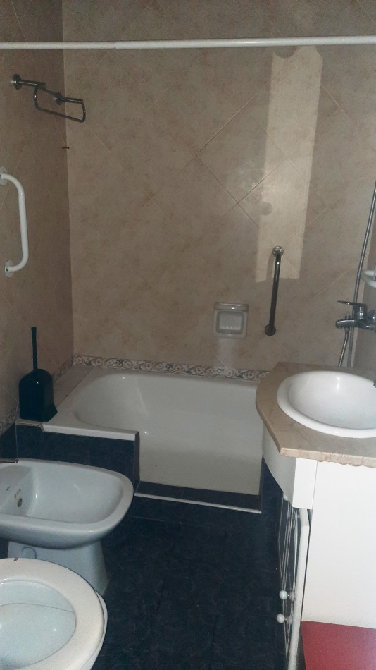 Alquiler de casa de 4ambientes con patio, terraza y garaje